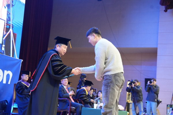 건양대, 26일 2025학년도 입학식 및 진로캠프 개최 98세 김희수 명예총장 신입생 위한 색소폰 공연