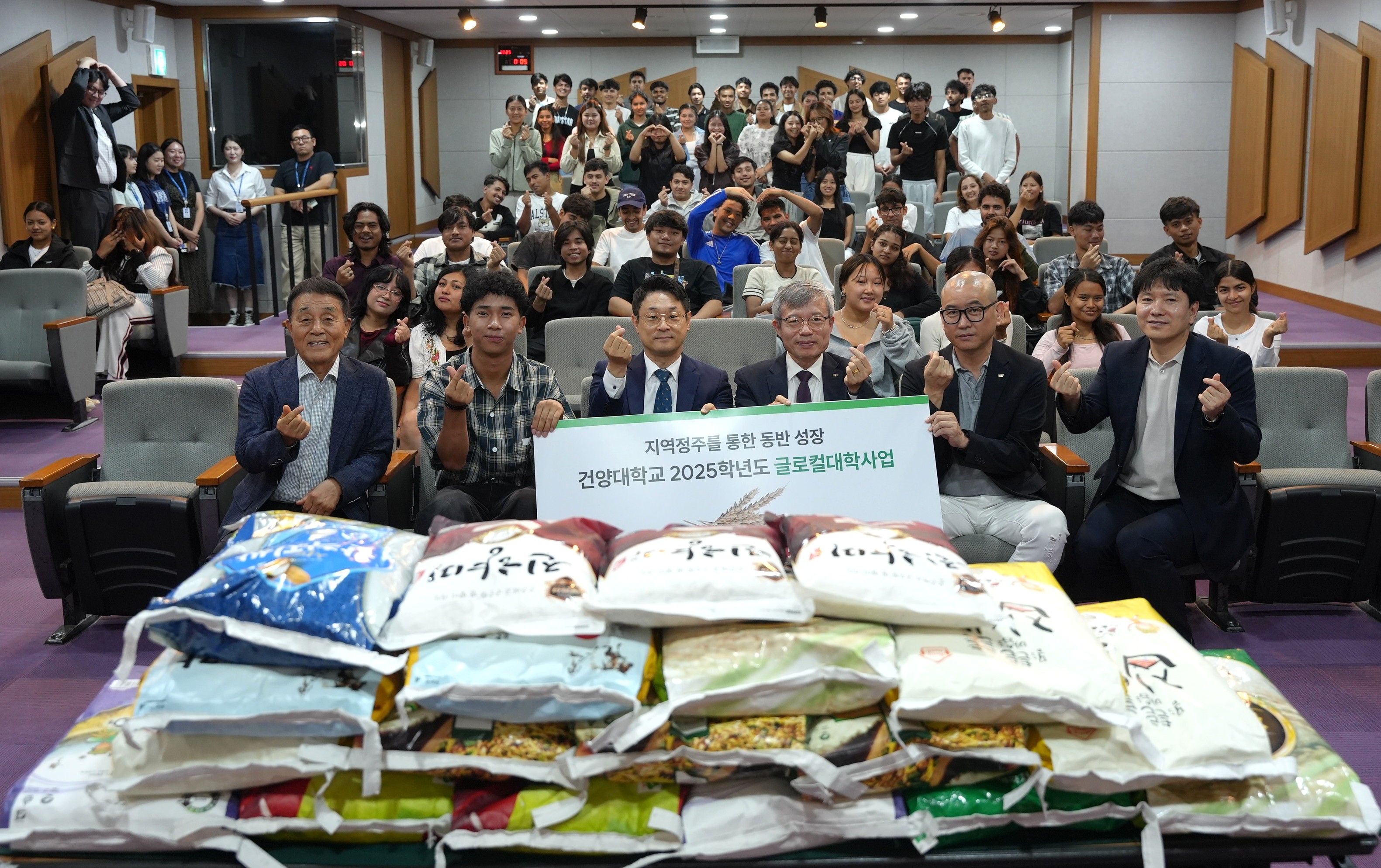 건양대, 외국인 유학생 지역정주 위한 ‘사랑의 쌀’ 전달…   글로컬 비전 실현 – 대학-지역 상생 모델 구축